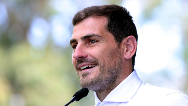 El capitán español Iker Casillas se despide silenciosamente de la carrera profesional en el Oporto