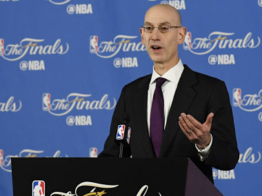 El comisionado de la NBA dice que la liga redoblará sus esfuerzos para combatir el racismo después del ataque a la casa de LeBron James