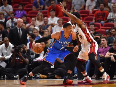 Resumen de la NBA Westbrooks tripledouble ayuda a Thunder a vencer a los Miami Rockets con facilidad a los Mavs