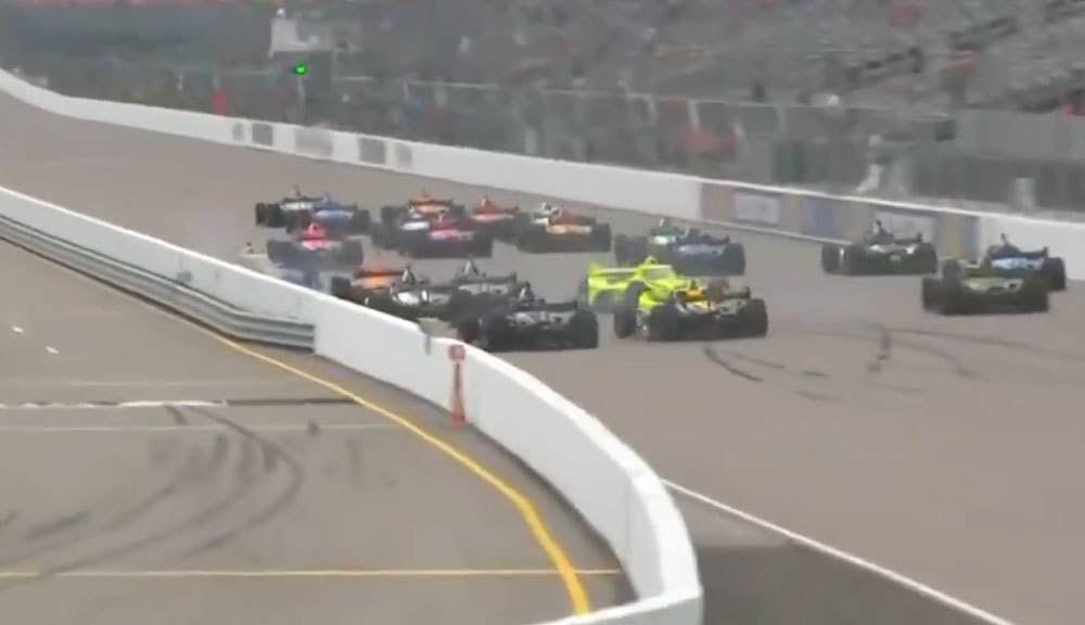 Conductores de IndyCar involucrados en un gran accidente incluso antes de que comenzara la carrera