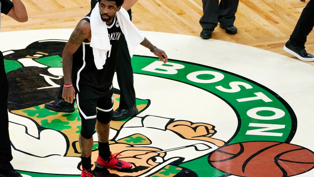 Anuncio de servicio público: El 'informe' de Danny Ainge de que Kyrie Irving pisó el logo de los Celtics fue la última gota es falso