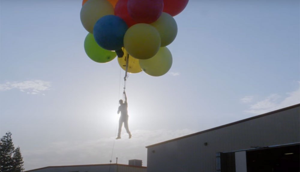 David Blaine va a flotar hacia el cielo sosteniendo globos y puedes verlo en YouTube.
