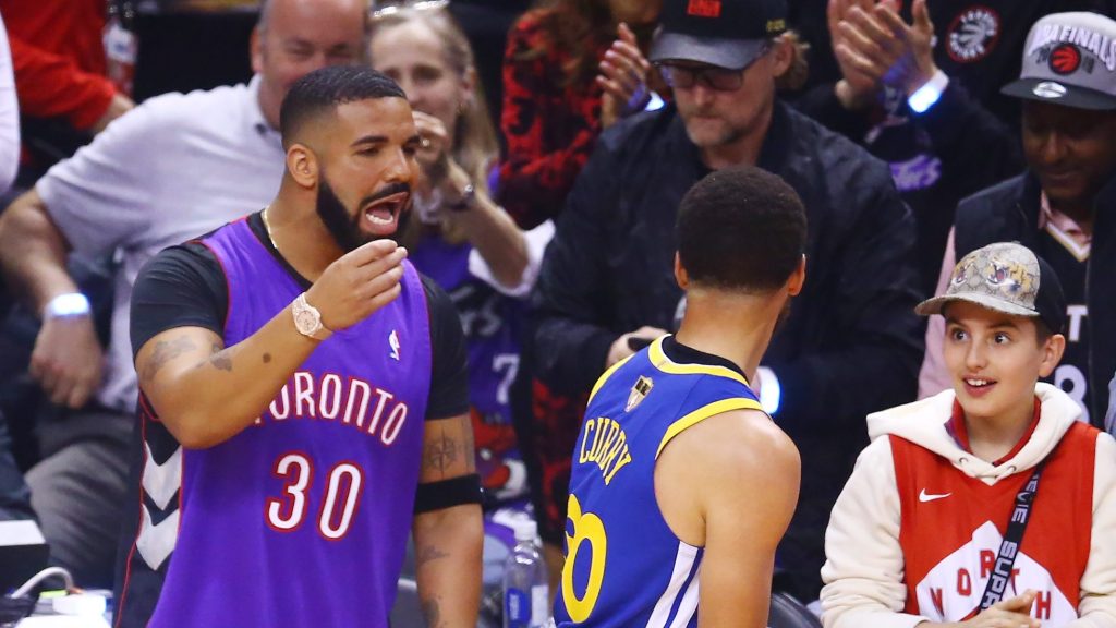 Drake celebra su último logro imitando hilarantemente a Steph Curry