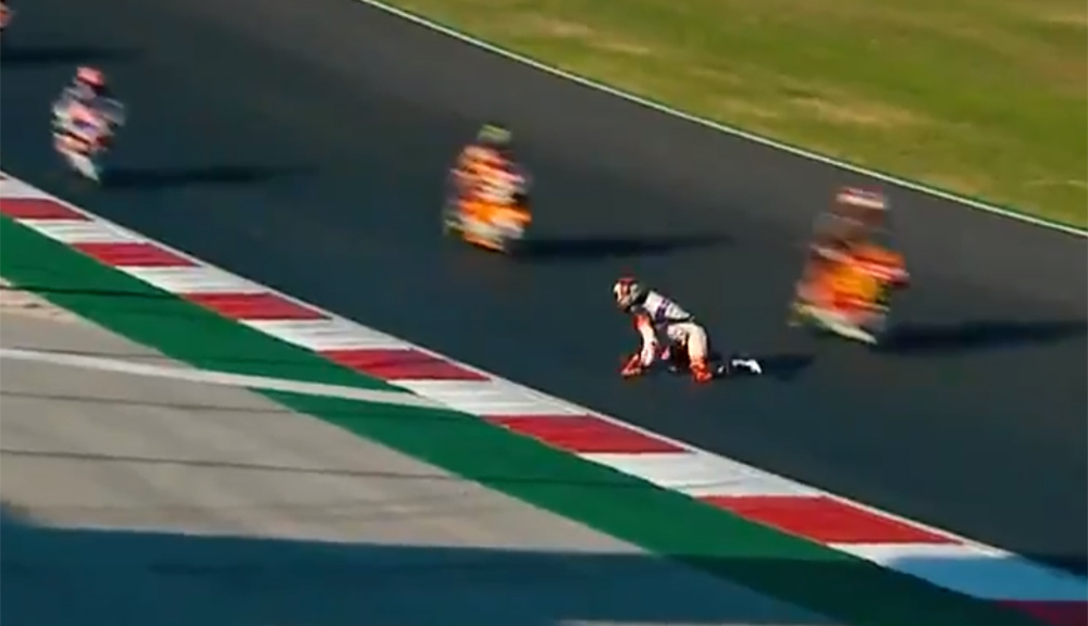 El piloto de MotoGP se sale de la pista mientras las motos pasan a su lado en un accidente que le detiene el corazón