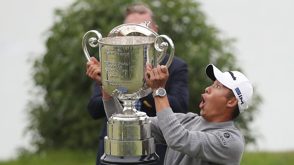 Fotos asombrosas capturan el momento en que Collin Morikawa dejó caer la parte superior del trofeo del Campeonato de la PGA