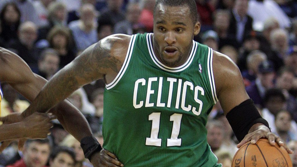 Glen 'Big Baby' Davis elimina comentarios sobre la retribución kármica a Kyrie Irving después del pisotón con el logo de los Celtics