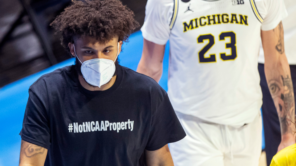 La estrella lesionada de Michigan Isaiah Livers vistió la camiseta #NotNCAAProperty en el primer torneo de Wolverines