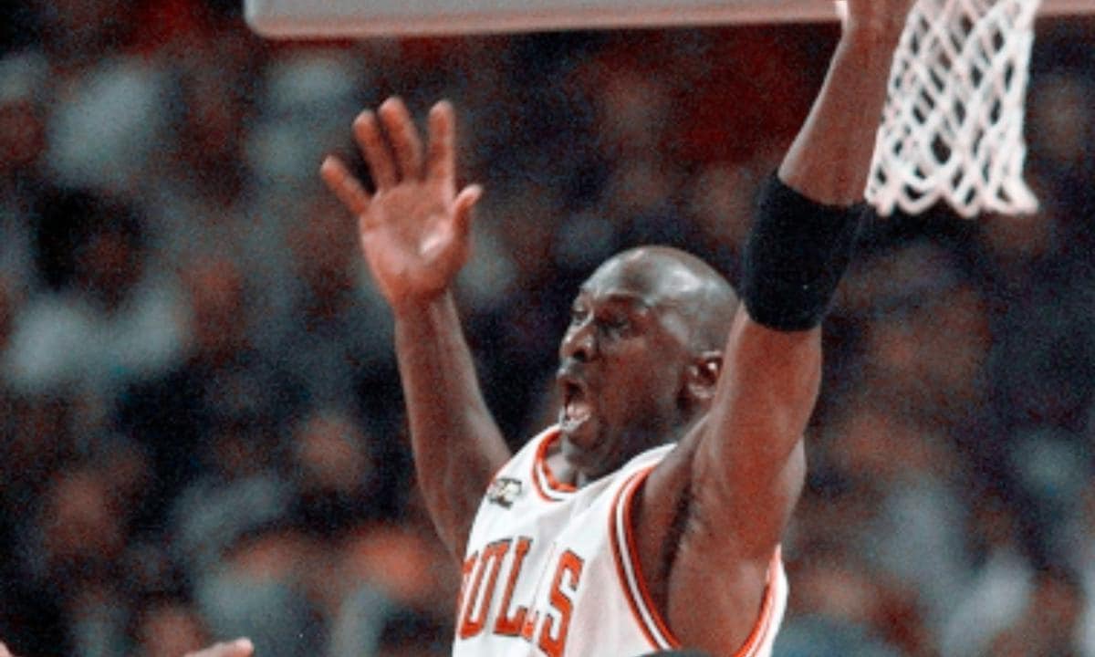 Las zapatillas de Michael Jordan del partido de exhibición de 1985 en Italia se venden en 615.000 dólares en una subasta