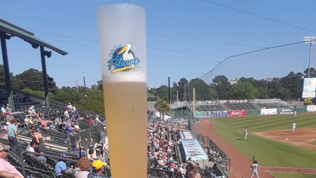 Los Myrtle Beach Pelicans están vendiendo un 'Beer Bat' en los juegos y los fanáticos del béisbol están enamorados