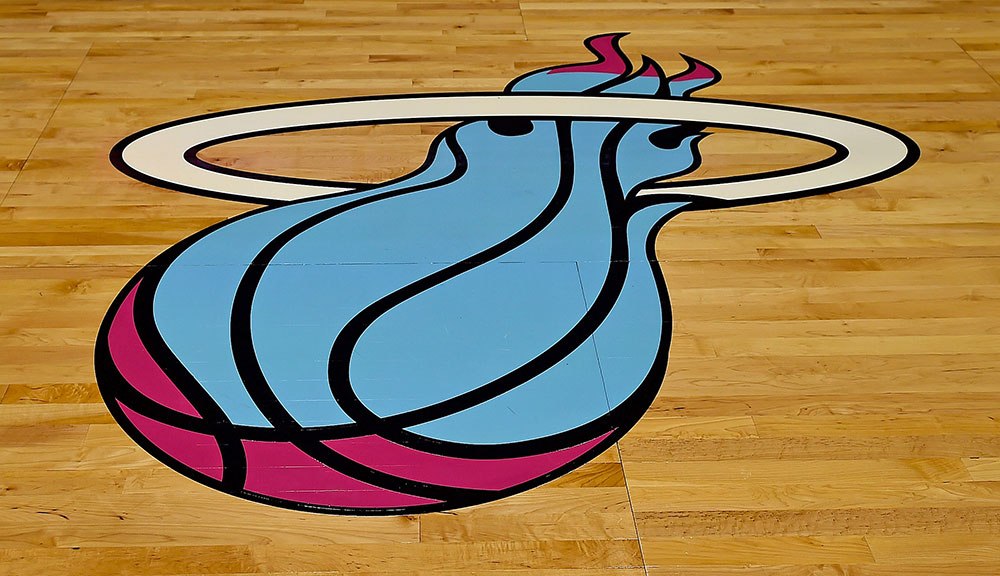 Los equipos de la NBA instalaron sus canchas reales dentro de un salón de baile gigante de Disney World