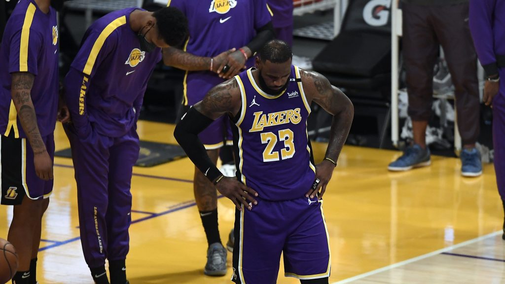 Los fanáticos de los Lakers culpan de las últimas luchas del equipo al fiasco de la pesca con gatos de Vivian Flores