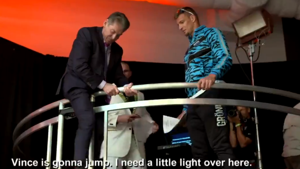 Mira a Vince McMahon, de 74 años, saltar de una plataforma para mostrarle a Gronk cómo se hace