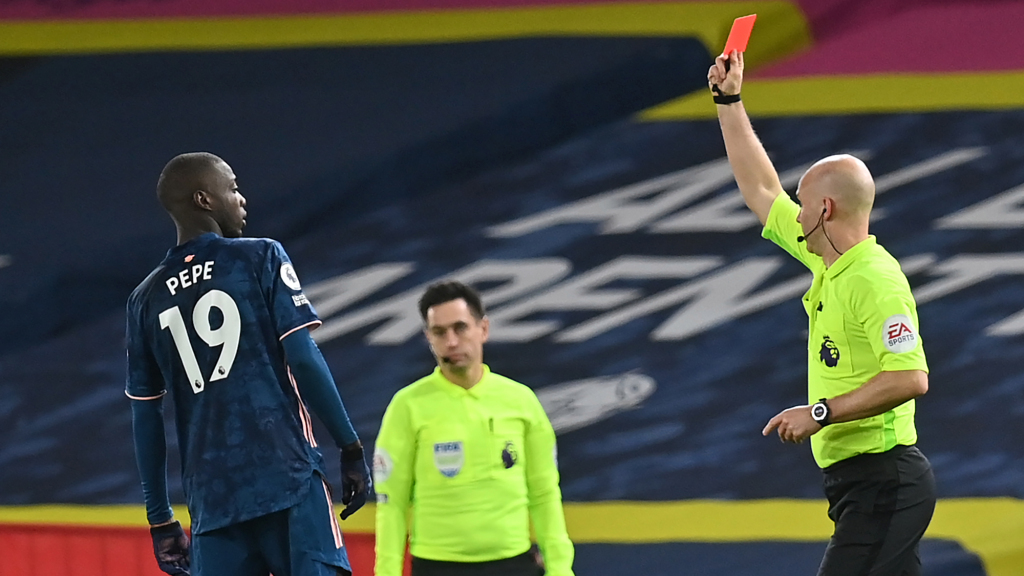 Nicolás Pepe del Arsenal expulsado directamente a la tarjeta roja por cabezazo a jugador del Leeds